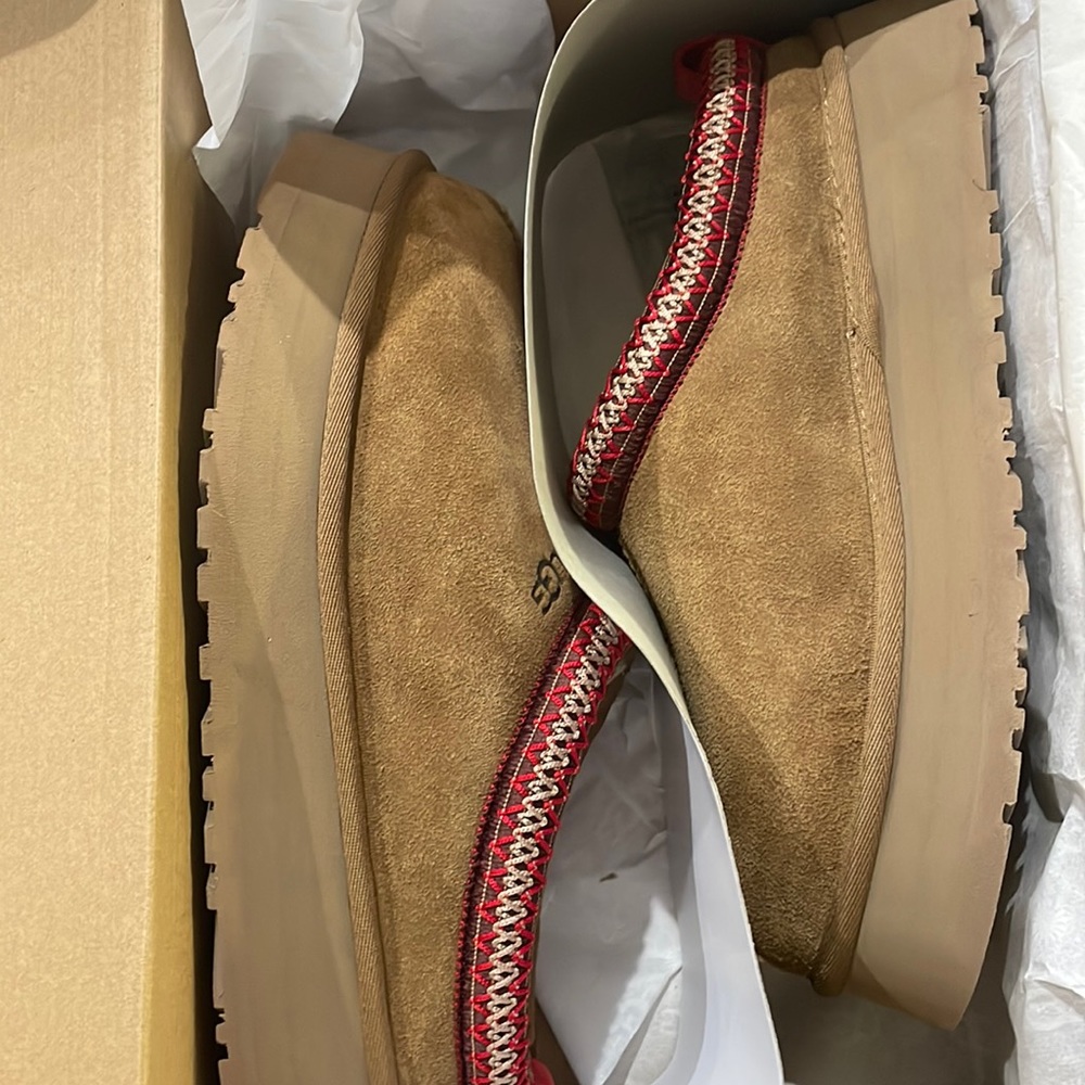 UGG Tazz Slippers Chestnut - size 10M